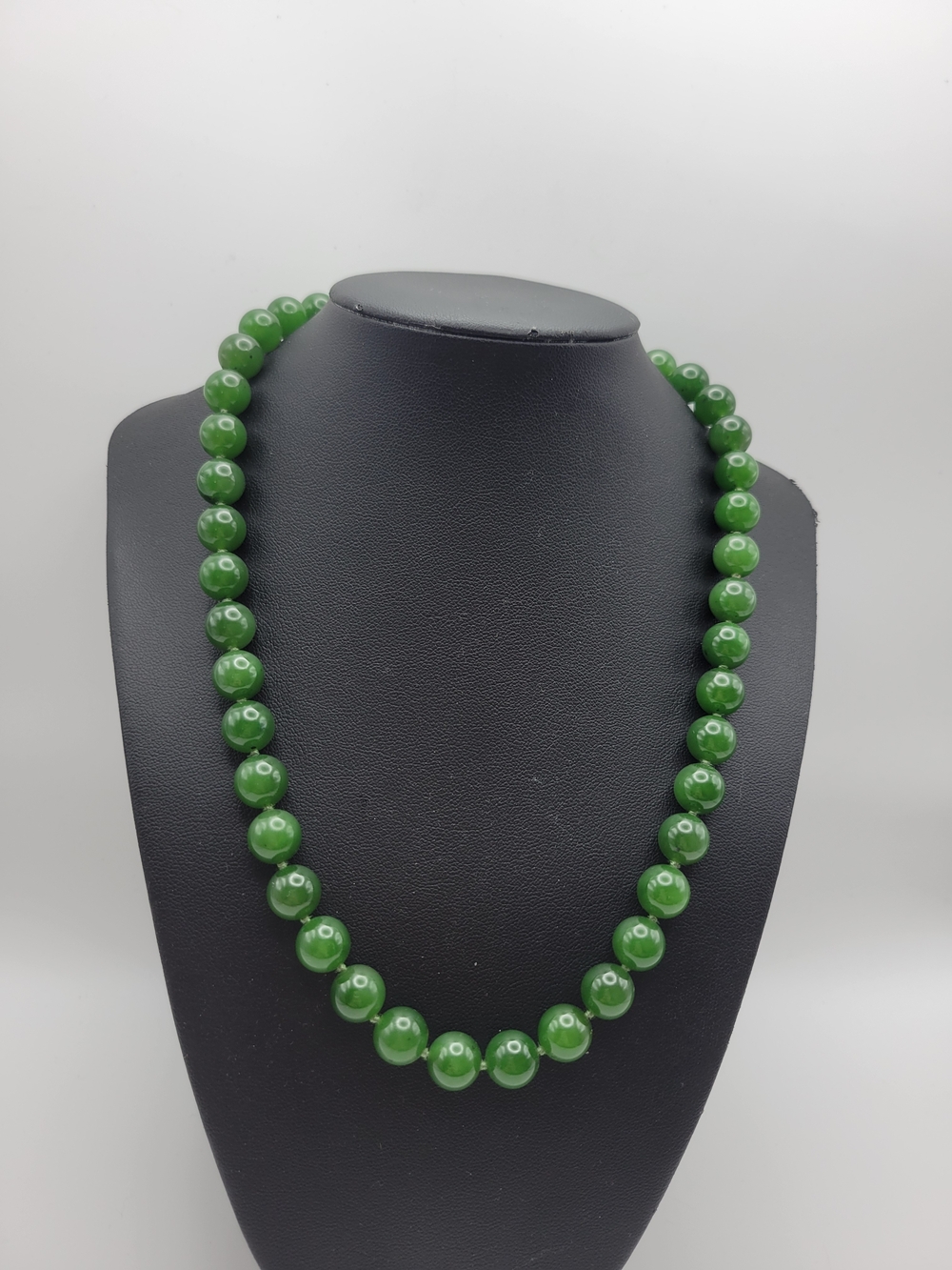 Vintage Gold tone Green Nephrite Jade Beaded Necklace